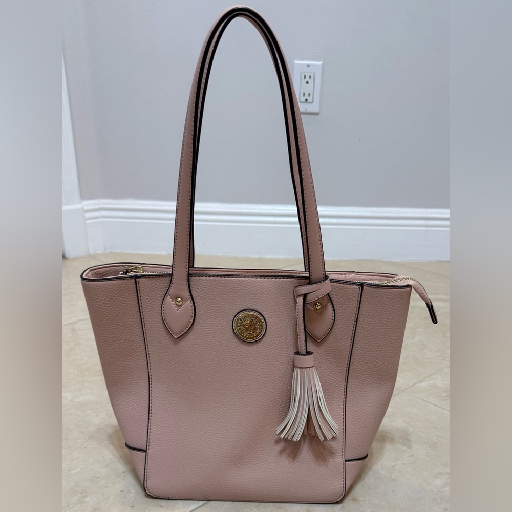 🌸 Anne Klein “Tassel Time” Pink Bucket Handbag 🌸